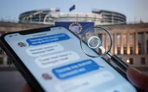 Smartphone-Bildschirm mit Chatblasen und Lupensymbol, Symbol für Chatkontroll-Gesetze. Europäisches Parlament unscharf im Hintergrund. - Foto: über boerse-global.de