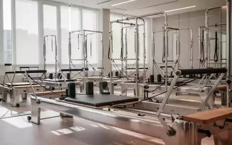 Ein modernes Reformer-Pilates-Studio mit mehreren eleganten Reformer-Geräten in einem hellen, geräumigen Ambiente. - Foto: über boerse-global.de