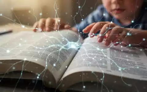 Nahaufnahme eines offenen Buches mit verschwommenem Text und darüberliegenden leuchtenden, abstrakten neuronalen Linien. Eine Kinderhand greift nach dem Buch. - Foto: über boerse-global.de