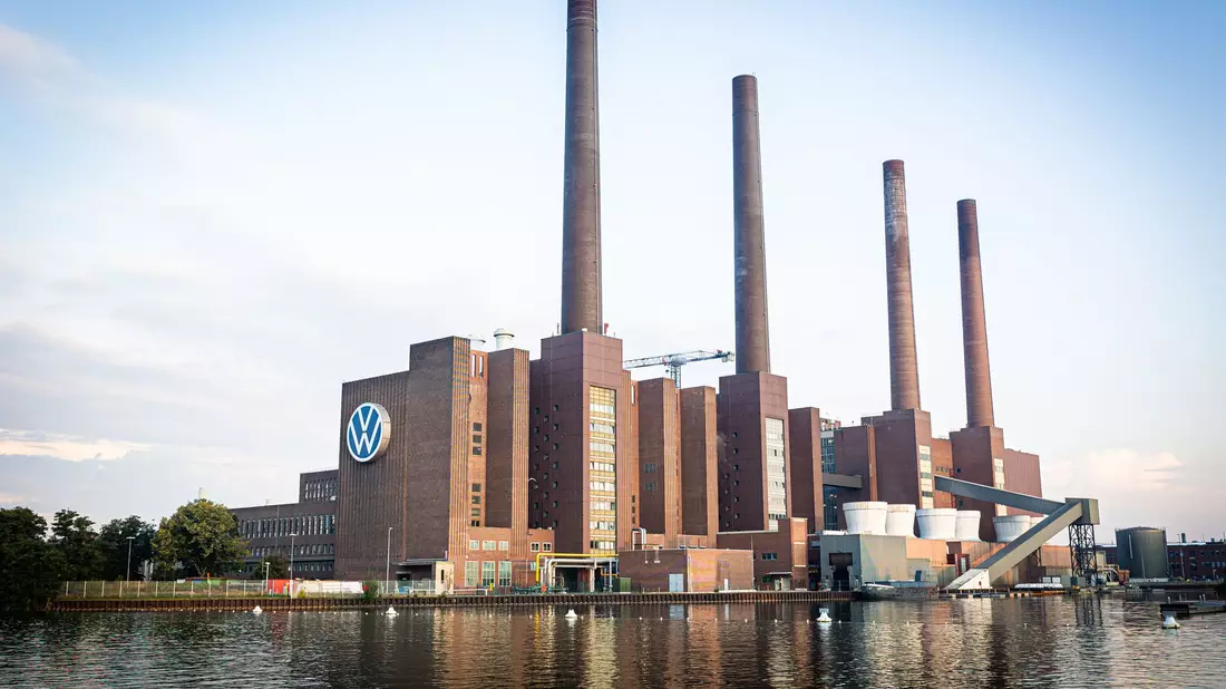 Bei VW in Wolfsburg wird über neue Sparpläne gestritten. (Archivbild) - Bild: Moritz Frankenberg/dpa