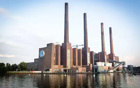 Bei VW in Wolfsburg wird über neue Sparpläne gestritten. (Archivbild) - Foto: Moritz Frankenberg/dpa