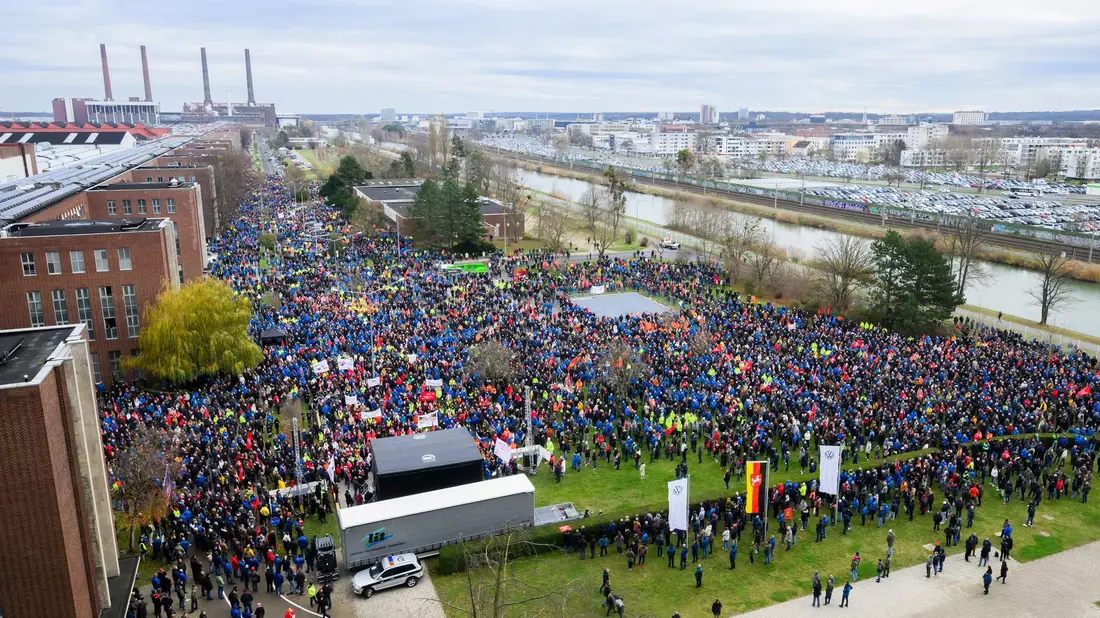 Kundgebung beim Warnstreik 2024: Am selben Ort will die IG Metall nun gegen die neuen Sparpläne demonstrieren - zunächst aber mit deutlich weniger Teilnehmern. (Archivbild) - Bild: Julian Stratenschulte/dpa Pool/dpa