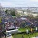 Kundgebung beim Warnstreik 2024: Am selben Ort will die IG Metall nun gegen die neuen Sparpläne demonstrieren - zunächst aber mit deutlich weniger Teilnehmern. (Archivbild) - Bild: Julian Stratenschulte/dpa Pool/dpa