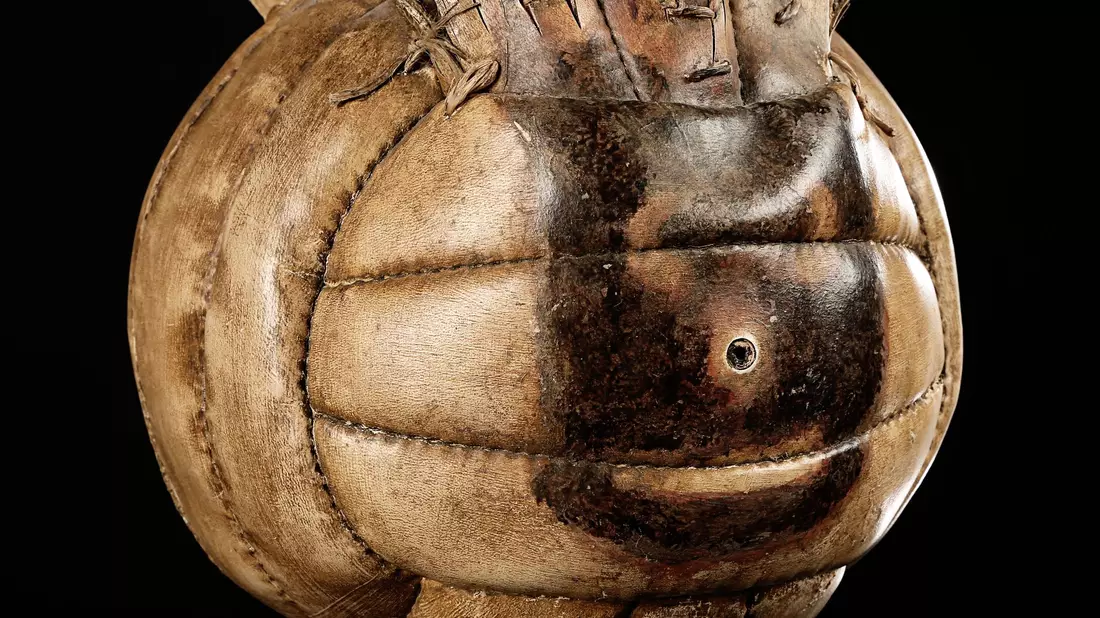 Der bekannteste Volleyball der Welt? Wilson aus dem Film «Cast Away». (Archivbild) - Bild: Prop Store/Propstore.Com/dpa