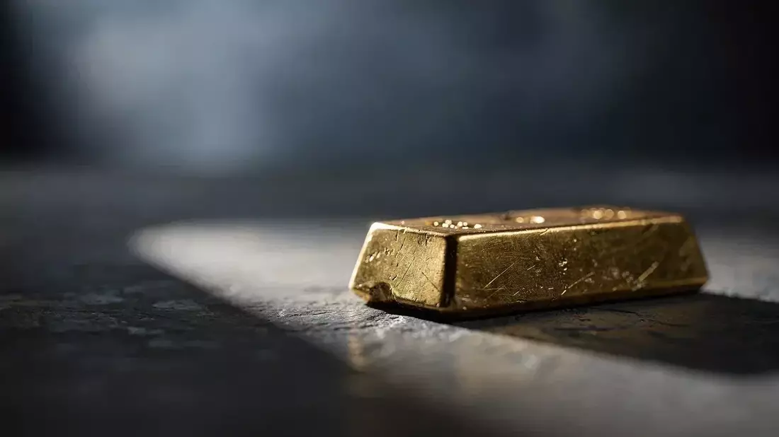 Oro cae a 4.043,60 dólares pese a tensión geopolítica por fortaleza del dólar y la Fed