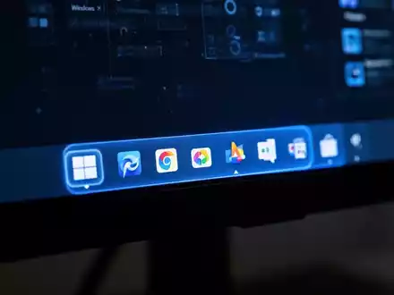 Nahaufnahme einer Windows 11-Taskleiste auf einem Monitor mit sichtbaren Symbolen und digitalen Schnittstellenelementen. Die Taskleiste leuchtet blau. - Foto: über boerse-global.de