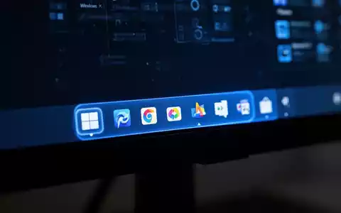 Nahaufnahme einer Windows 11-Taskleiste auf einem Monitor mit sichtbaren Symbolen und digitalen Schnittstellenelementen. Die Taskleiste leuchtet blau. - Foto: über boerse-global.de