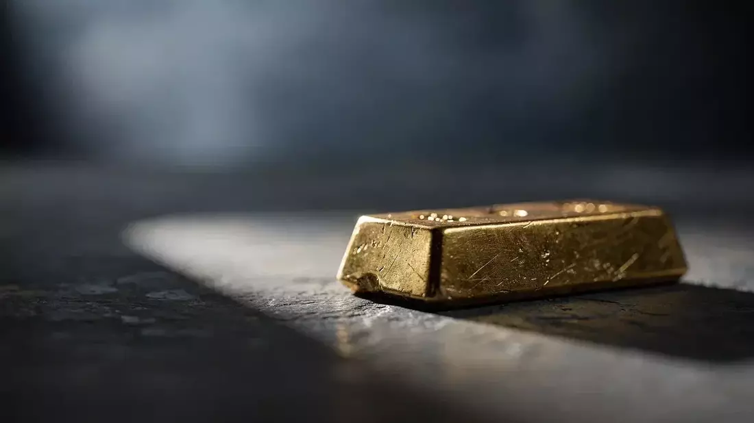 Gold Price Falls Amid Dollar Strength, But Central Bank Buying Surges to Record Levels