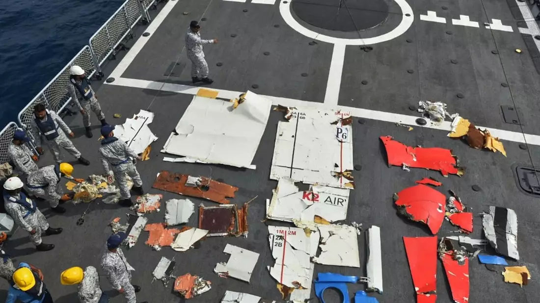 In einem von der pakistanischen Marine veröffentlichten Foto werden Trümmerteile des abgestürzten Frachtflugzeugs gezeigt. - Bild: Uncredited/Pakistan Navy/AP/dpa