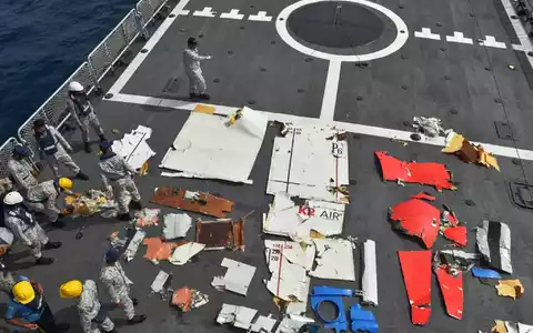 In einem von der pakistanischen Marine veröffentlichten Foto werden Trümmerteile des abgestürzten Frachtflugzeugs gezeigt. - Foto: Uncredited/Pakistan Navy/AP/dpa
