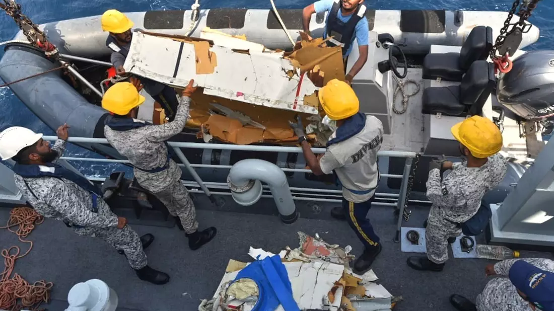 Stück für Stück heben die Einsatzkräfte die Trümmerteile aus dem Meer. - Bild: Uncredited/Pakistan Navy/AP/dpa