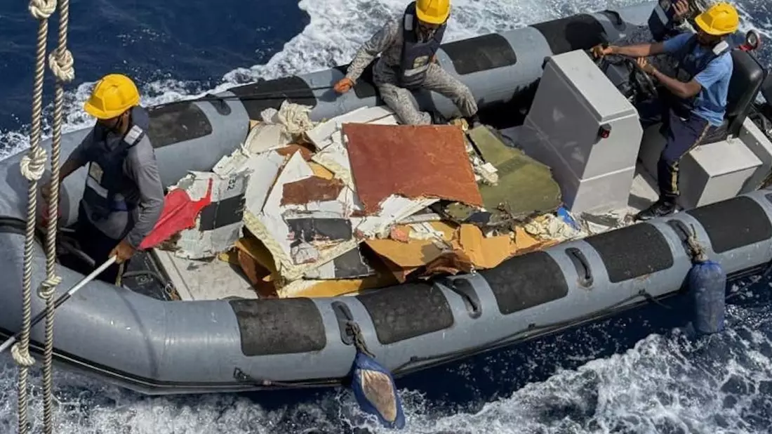 Der Wellengang erschwert die Arbeiten. - Bild: Uncredited/Pakistan Navy/AP/dpa