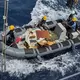 Der Wellengang erschwert die Arbeiten. - Bild: Uncredited/Pakistan Navy/AP/dpa
