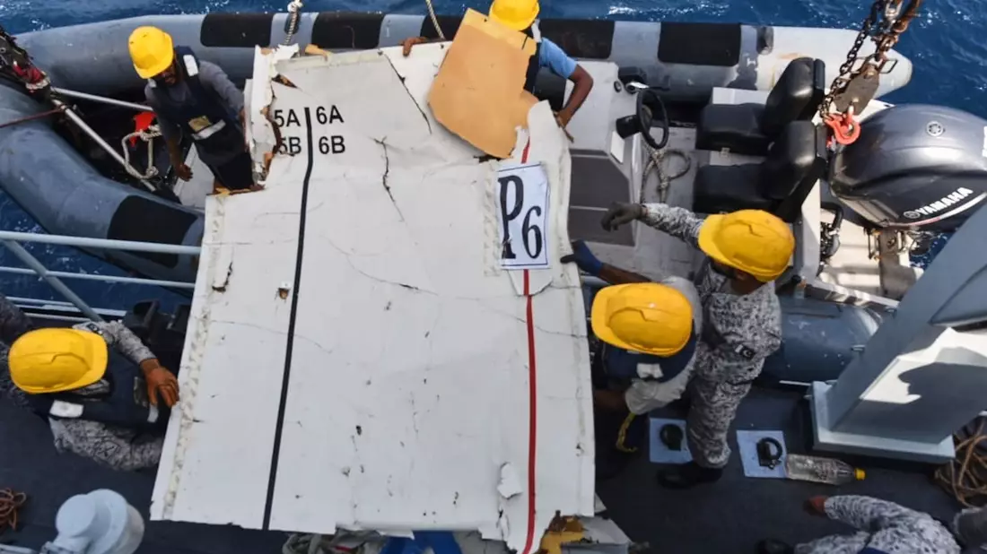 Auf dem Trümmerteil der abgestürzten Frachtmaschine ist ein Teil einer Aufschrift zu erkennen. - Bild: Uncredited/Pakistan Navy/AP/dpa