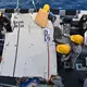 Auf dem Trümmerteil der abgestürzten Frachtmaschine ist ein Teil einer Aufschrift zu erkennen. - Bild: Uncredited/Pakistan Navy/AP/dpa