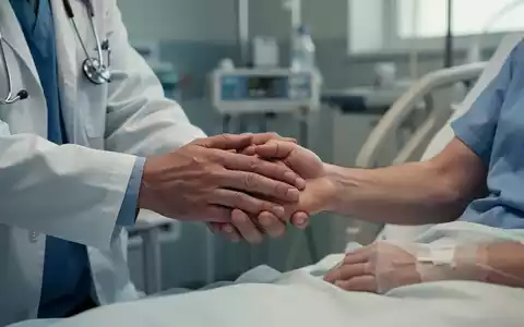 Nahaufnahme der Hände eines Arztes, der die Hand eines Patienten in einer Krankenhausumgebung berührt, symbolisiert Fürsorge. - Foto: über boerse-global.de