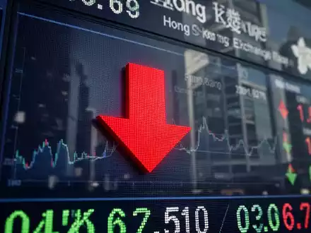 Roter Pfeil nach unten auf digitalem Aktienticker, im Hintergrund das Gebäude der Hongkonger Börse. - Foto: über boerse-global.de