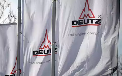 Deutz-Fahnen in Köln. - Foto: Henning Kaiser/dpa