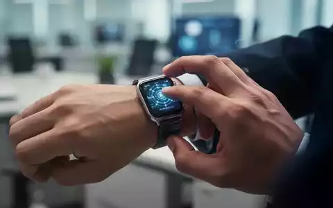 Eine Hand mit einer modernen Smartwatch interagiert mit einem digitalen Display, im Hintergrund ein unscharfes Büro. - Foto: über boerse-global.de