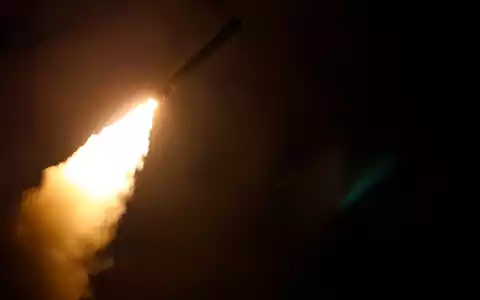 Tomahawk-Rakete nach dem Start. (Symbolbild) - Foto: Mass Communication Spc. 3rd Clas/U.S. Navy/dpa