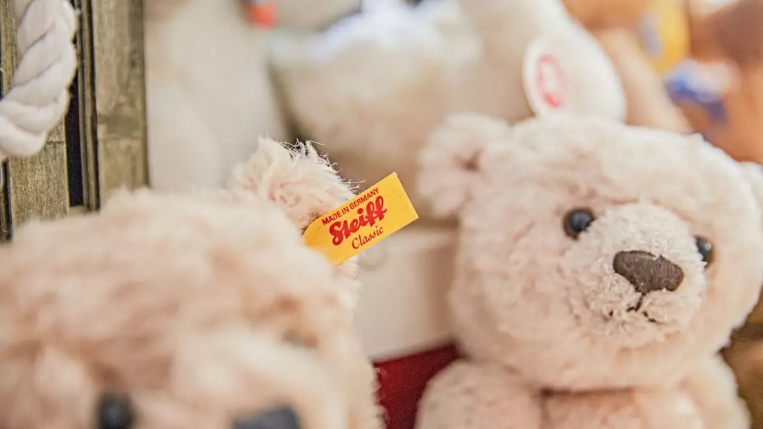 Omnipräsent in vielen Kinderzimmern: die Plüschbären mit Knopf im Ohr. (Archivbild) - Bild: Jason Tschepljakow/dpa