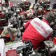 Ein Deutz-Mitarbeiter in der Kölner Motorenproduktion. - Bild: Rolf Vennenbernd/dpa