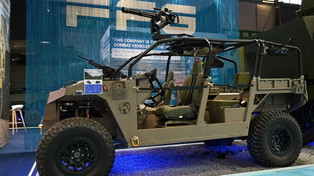 FFG-Messestand bei der Waffenmesse Eurosatory im Juni, hier ist ein Militärjeep zu sehen. - Bild: Wolf von Dewitz/dpa