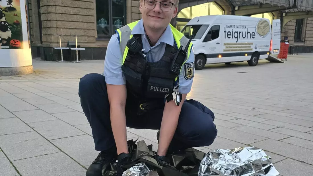BPOL-HH: Verletzte Graugans durch Bundespolizisten aus dem Gleisbereich gerettet - Bild: presseportal.de
