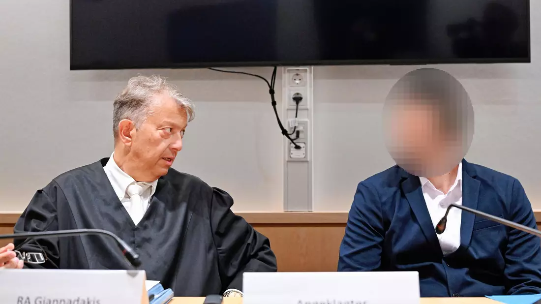 Zum Prozessauftakt hatte Ioanni V. (r), der zuletzt in Luxemburg wohnte, Fragen zur Person auf Griechisch beantwortet. (Archiv) - Bild: Uwe Anspach/dpa POOL/dpa