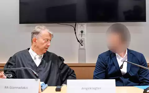 Zum Prozessauftakt hatte Ioanni V. (r), der zuletzt in Luxemburg wohnte, Fragen zur Person auf Griechisch beantwortet. (Archiv) - Foto: Uwe Anspach/dpa POOL/dpa