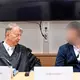 Zum Prozessauftakt hatte Ioanni V. (r), der zuletzt in Luxemburg wohnte, Fragen zur Person auf Griechisch beantwortet. (Archiv) - Bild: Uwe Anspach/dpa POOL/dpa