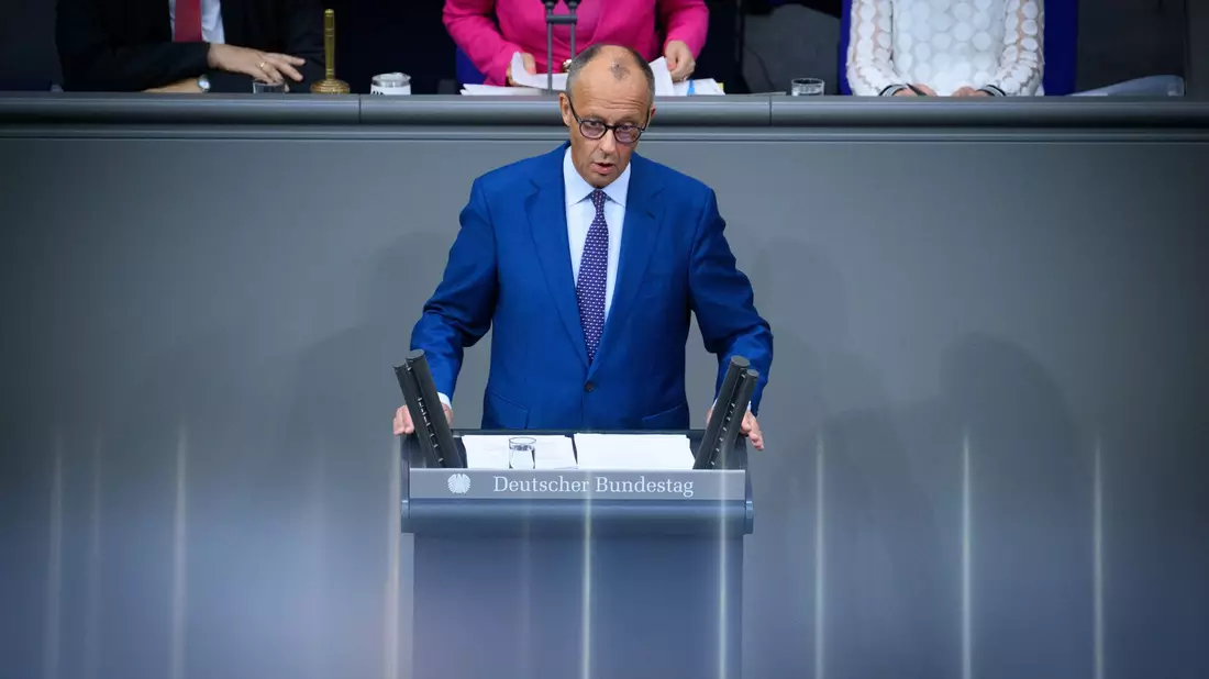 Merz spricht im Bundestag über die aktuelle Lage in der Innen- und Außenpolitik. - Bild: Bernd von Jutrczenka/dpa