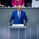 Merz spricht im Bundestag über die aktuelle Lage in der Innen- und Außenpolitik. - Bild: Bernd von Jutrczenka/dpa