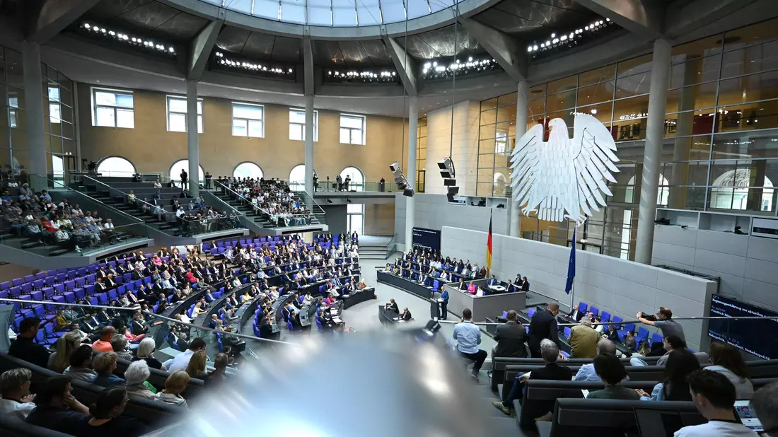 Schwerpunkt der Rede des Kanzlers waren aber die in der vergangenen Woche von der Koalition beschlossenen Reformen. - Bild: Elisa Schu/dpa