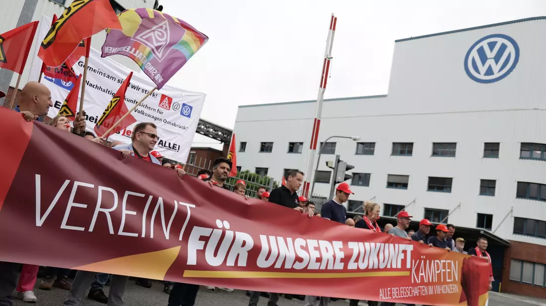Rund 70 Vertrauensleute und Betriebsräte versammelten sich zu dem Protest vor dem Werkstor.  - Bild: David Ebener/dpa
