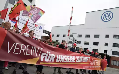 Rund 70 Vertrauensleute und Betriebsräte versammelten sich zu dem Protest vor dem Werkstor.  - Foto: David Ebener/dpa
