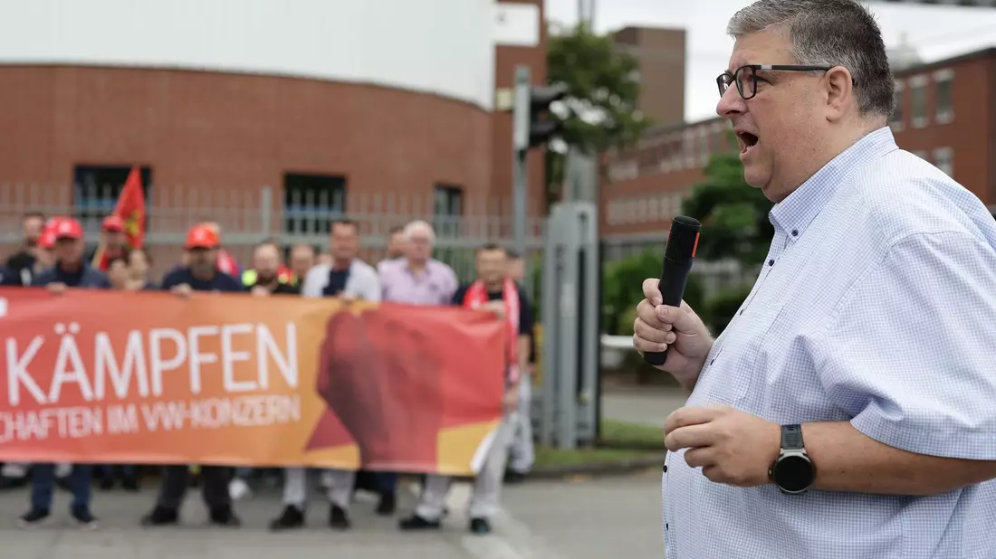 Der Osnabrücker IG-Metall-Chef Stephan Soldanski sprach zu den Teilnehmern.  - Bild: David Ebener/dpa