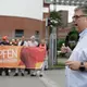 Der Osnabrücker IG-Metall-Chef Stephan Soldanski sprach zu den Teilnehmern.  - Bild: David Ebener/dpa