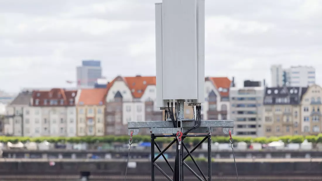 5G-Antennen am Düsseldorfer Rheinufer - da dürfte die Verbindung ziemlich gut sein. - Bild: Rolf Vennenbernd/dpa