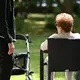 Hohe Temperaturen können gerade für ältere und pflegebedürftige Menschen schnell lebensgefährlich werden.  - Bild: Elisa Schu/dpa