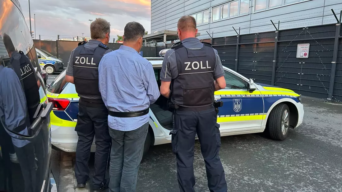 HZA-DU: Illegale Waffen, hohe Bargeldbeträge und gefälschte Pässe - Hauptbeschuldigter nach 10-jähriger Flucht gefasst - Internationaler Haftbefehl führt zum Erfolg - Bild: presseportal.de