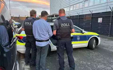 HZA-DU: Illegale Waffen, hohe Bargeldbeträge und gefälschte Pässe - Hauptbeschuldigter nach 10-jähriger Flucht gefasst - Internationaler Haftbefehl führt zum Erfolg - Foto: presseportal.de