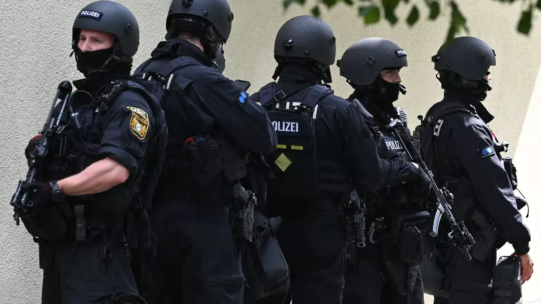 Schwerbewaffnete Polizisten waren am Welfen-Gymnasium in Schongau im Einsatz. - Bild: Lennart Preiss/dpa