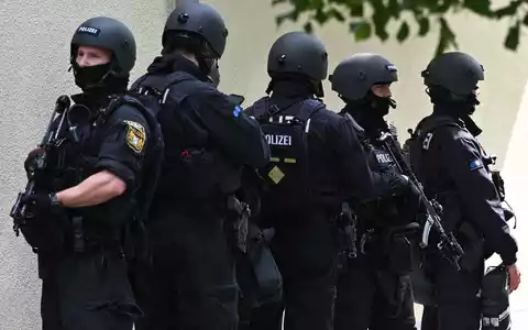 Schwerbewaffnete Polizisten waren am Welfen-Gymnasium in Schongau im Einsatz. - Foto: Lennart Preiss/dpa