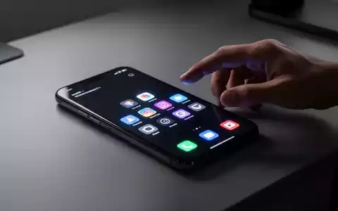 Smartphone im Dunkelmodus mit App-Symbolen, Hand greift danach, symbolisiert verbesserte Akkulaufzeit. - Foto: über boerse-global.de