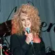 Bis in die 90er Jahre hatte Bonnie Tyler eine wilde Lockenmähne. - Bild: picture alliance / dpa