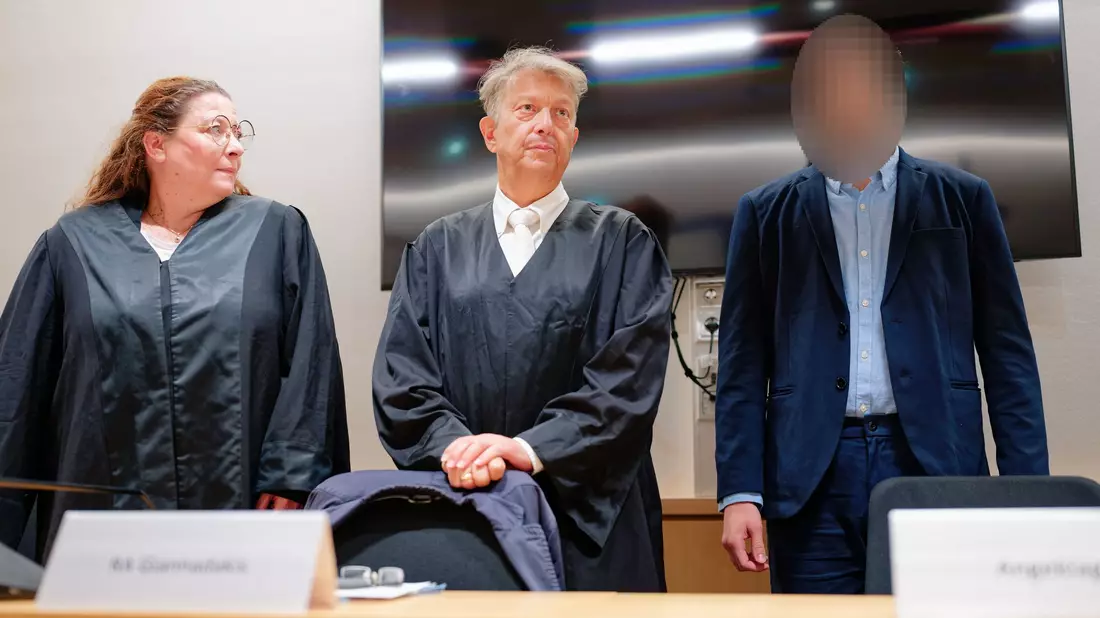 Zum Prozessauftakt hatte Ioanni V. (r), der zuletzt in Luxemburg wohnte, Fragen zur Person auf Griechisch beantwortet. - Bild: Uwe Anspach/dpa