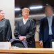 Zum Prozessauftakt hatte Ioanni V. (r), der zuletzt in Luxemburg wohnte, Fragen zur Person auf Griechisch beantwortet. - Bild: Uwe Anspach/dpa
