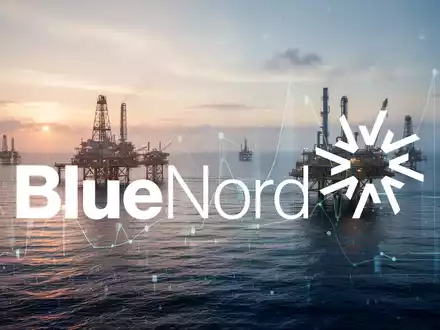 Abstrakte Darstellung der Offshore-Energiebranche mit subtilen Andeutungen von Erdgasinfrastruktur auf ruhigem Meer bei Sonnenaufgang, die Fülle und positive finanzielle Leistung vermittelt. - Foto: über boerse-global.de