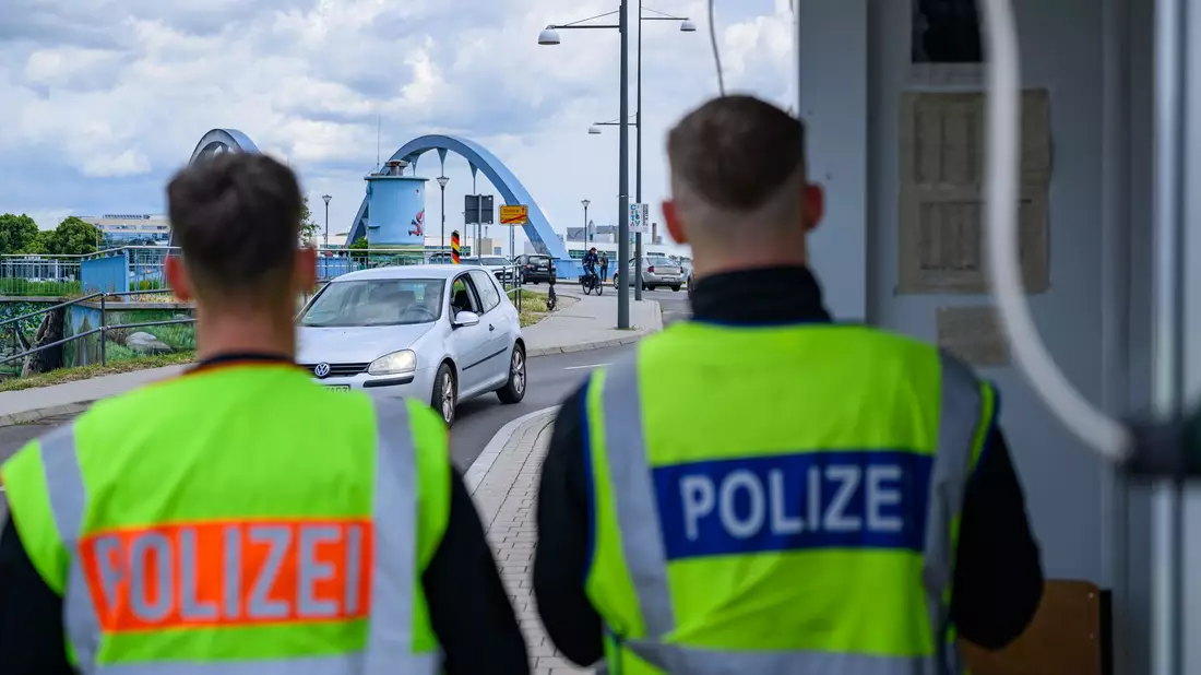 Mehr Einsatzstunden fielen für Bundespolizisten wegen Grenzschutzaufgaben an.  - Bild: Patrick Pleul/dpa